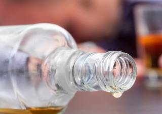 Праздновали получку: в Индии десятки людей насмерть отравились алкоголем