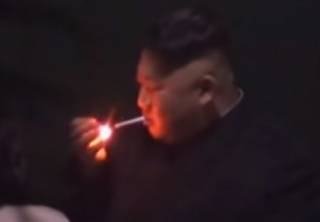Перед встречей с Трампом лидера КНДР засекли с сигаретой на перроне