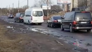 Кортеж Порошенко ощутил на себе всю «прелесть» украинских дорог