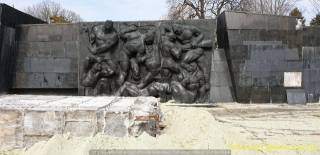 В Сети появилось видео сноса стелы монумента боевой славы советских войск во Львове