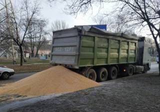 Одну из улиц Николаева засыпало тоннами кукурузы