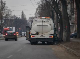 В Днепре к приезду Порошенко мыли дороги и деревья