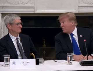 Общаясь с главой Apple, Трамп забыл его фамилию