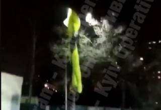 В Киеве неудачливый парашютист застрял на фонарном столбе