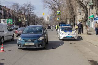 Жители Днепра едва не учинили самосуд над водителем, который сбил женщину на пешеходном переходе и пытался сбежать с места ДТП