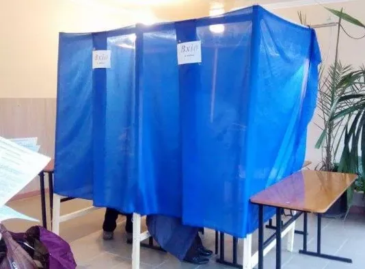 На Запорожье прямо в кабинке для голосования выявили злостного нарушителя