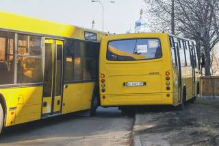 ДТП с пассажирским автобусом спровоцировало пробку и еще одну аварию на Троещине