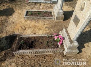 На Донбассе женщина подорвалась, убирая могилку на кладбище