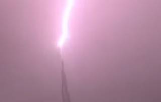 Молния ударила в самое высокое здание планеты «Бурдж-Халифа»