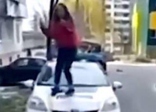 В Ровно несовершеннолетняя девочка станцевала на полицейском автомобиле
