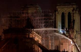 Пожар в Нотр-Дам де Пари потушили – собор почти полностью сгорел