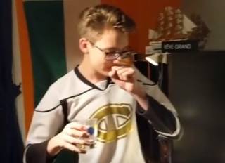 Юный хоккейный фанат из США в буквальном смысле съел свою шляпу после поражения любимой команды