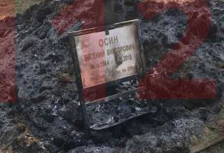 В Москве сожгли могилу певца Евгения Осина
