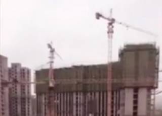 На стройке в Китае рухнул лифт – погибли одиннадцать человек