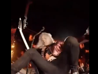 Гитарист культовой группы Metallica упал на сцене прямо во время концерта ‒ видео
