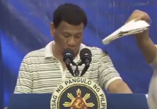 Президента Филиппин атаковал гигантский таракан