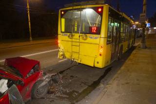 В Киеве автомобиль врезался в троллейбус