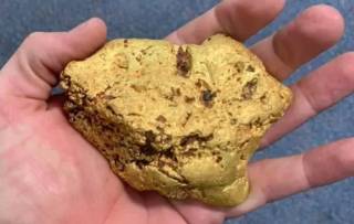 Австралиец нашел гигантский кусок золота, гуляя возле озера