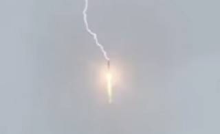 В России молния ударила в летящую космическую ракету