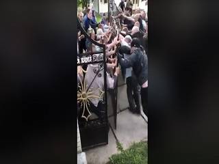 В Товтрах на Буковине в день праздника Вознесения Господня продолжается противостояние за храм УПЦ