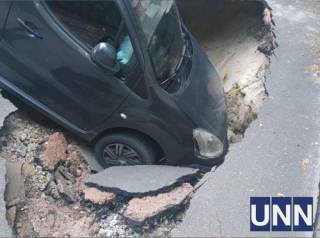 В Киеве прямо на Крещатике авто провалилось под асфальт
