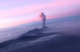 Впечатляющее извержение вулкана в Мексике сняли из салона самолета