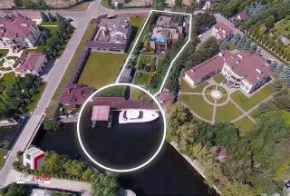 Журналисты показали шикарный дом и роскошную яхту главы АП Богдана