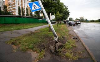 В Киеве пьяный водитель в кровь «поцеловался» со столбом