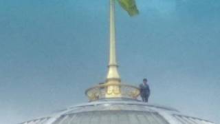 На крыше ВРУ заметили мужчину, очень похожего на Зеленского
