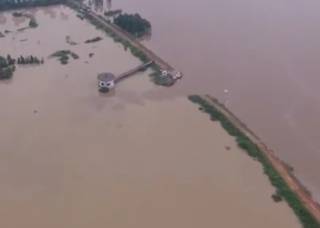 Жертвами гигантского наводнения в Китае стали десятки людей