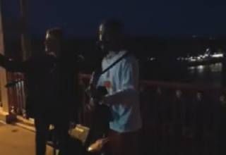 Известный американский актер спел под гитару на стеклянном мосту в Киеве