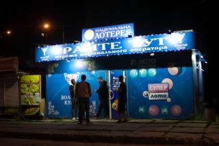В Киеве крепкие ребята в спортивных костюмах разгромили лотерейный ларек
