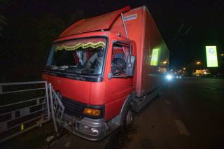 В Киеве водитель грузовика умер прямо за рулем – машина влетела в забор