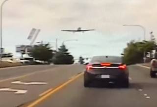 В США самолет сел на оживленную трассу: появилось видео