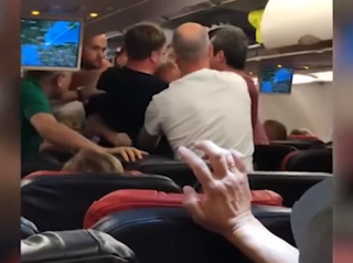 Появилось видео, как трое разъяренных россиян устроили драку на борту самолета Turkish Airlines