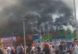 На рынке рядом с метро «Дарница» в Киеве бушевал гигантский пожар