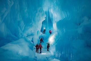 Украинские полярники нашли в Антарктиде таинственную пещеру