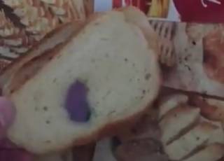 В России мужчина купил хлеб… с губкой для мытья посуды внутри