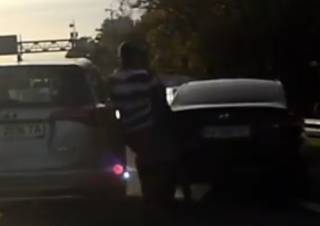 На Бориспольском шоссе эпично подрались два водителя