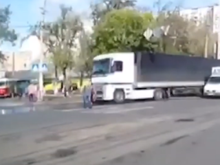 Появилось видео, как в Киеве фура прямо на пешеходном переходе раздавила женщину