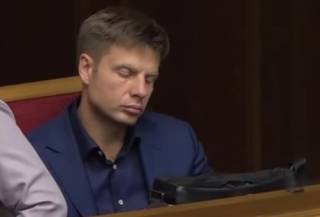 Нардеп Алексей Гончаренко сладко вздремнул прямо в Верховной Раде