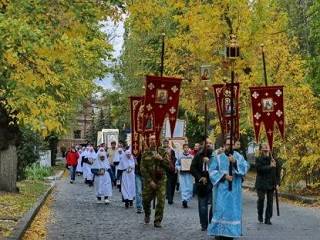 В Бердянске верующие УПЦ прошли крестным ходом с 13 иконами Богородицы