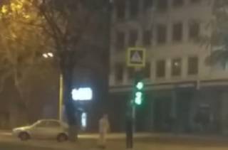 Странный голый мужчина на улицах Днепра озадачил соцсети