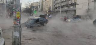 «Асфальт плавится как сыр»: в центре Киева случился очередной коммунальный коллапс