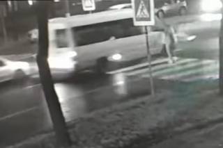 В Запорожье маршрутка сбила ребенка прямо на пешеходном переходе: появилось видео момента ДТП