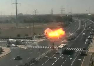Появилось видео, как ракета падает на оживленную трассу в Израиле