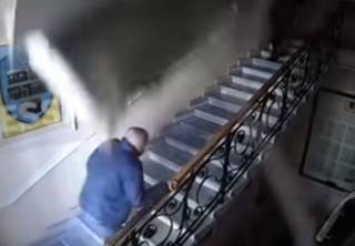 Момент обрушения потолка на полицейских в одесском главке попал на видео