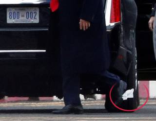 Трампа опять заметили с куском туалетной бумаги на ботинке