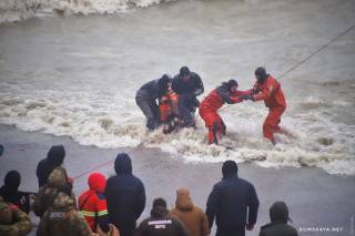 Для эвакуации экипажа танкера, терпящего бедствие у берегов Одессы, пришлось привлекать водолазов