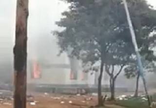 В Африке разъяренные жители сожгли мэрию своего города